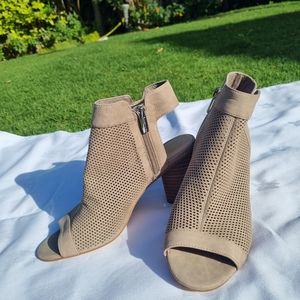 NWOT Vince Camuto sandals